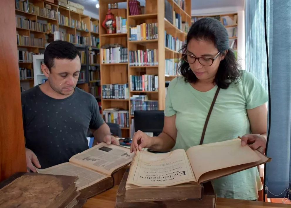 Libros de finales del siglo XIX, tesoros de la biblioteca popular de San Pedro.