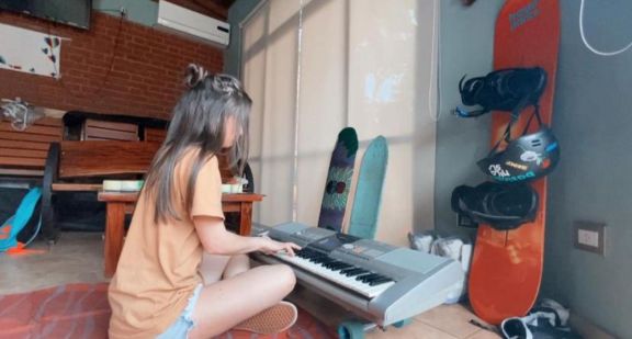 Antonella Olivera practicando con su teclado en el quincho familiar Antonella Olivera practicando con su teclado en el quincho familiar