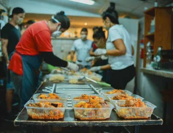 Un pub posadeño entregó más de 120 almuerzos gratis y lo hará tres veces por semana Un pub posadeño entregó más de 120 almuerzos gratis y lo hará tres veces por semana