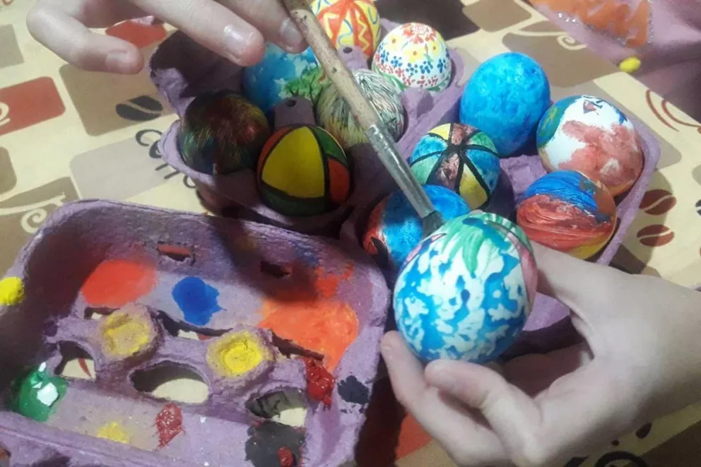 En Oberá lanzaron una iniciativa para que cada hogar muestre sus huevos pintados a su manera. Hoy se verán las fotos en las redes. Las celebraciones serán sin fieles