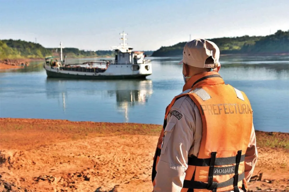 Un arenero llegó desde Chaco y sus tripulantes están aislados en el barco