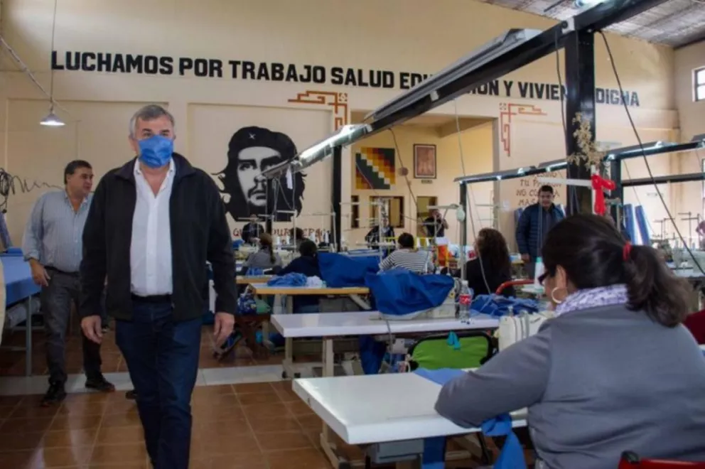 El gobernador Gerardo Morales recorriendo una fábrica con barbijo puesto