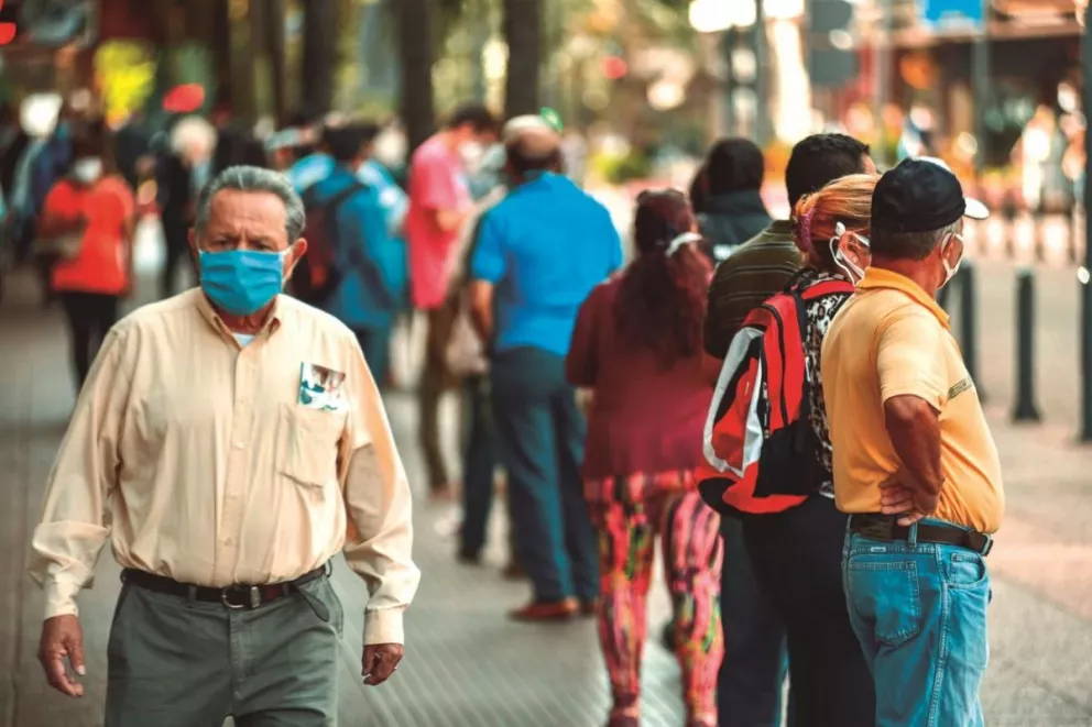 Las calles de Posadas pobladas de ciudadanos con barbijos para la protección contra el coronavirus