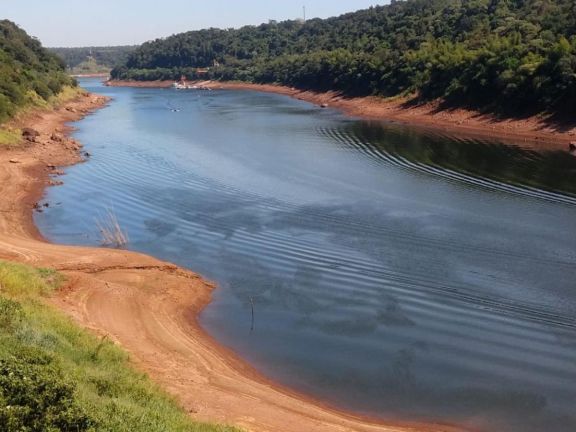Sequía del rio Iguazú: continúa bajando y complica la producción de agua Sequía del rio Iguazú: continúa bajando y complica la producción de agua