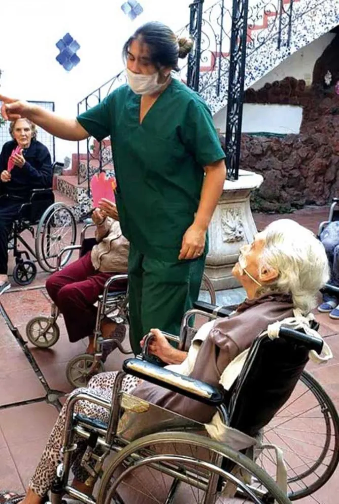 Se mudaron al geriátrico para proteger a los ancianos