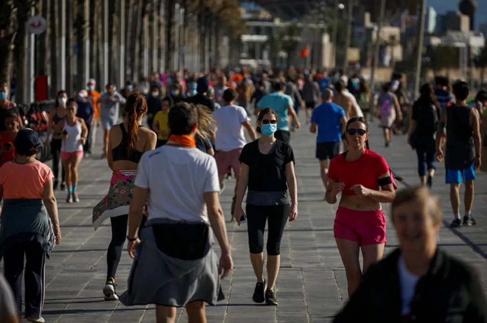 España: salida masiva de gente para hacer deportes y pasear