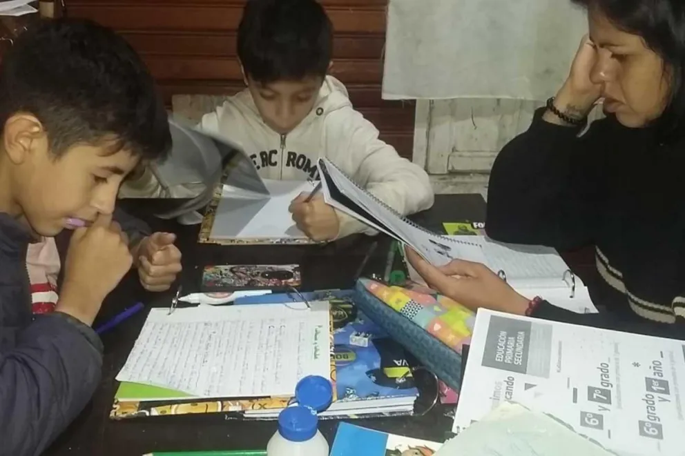 Hercilda dedica dos horas diarias a la educación de sus hijos.