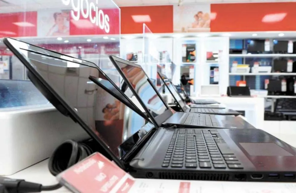 Celulares y notebooks subieron más de un 30% y hay faltantes