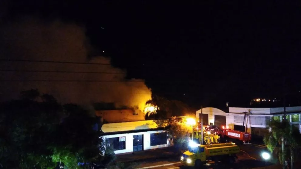 Bomberos intentan controlar incendio en una química de San Vicente