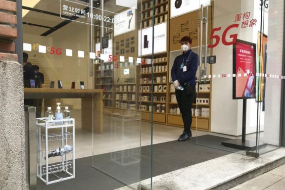 En un comercio de venta de celulares hay una asistente que mide la temperatura de los clientes, y el alcohol en gel está a disposición de los que ingresan En un comercio de venta de celulares hay una asistente que mide la temperatura de los clientes, y el alcohol en gel está a disposición de los que ingresan