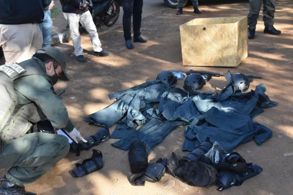Detenidos con armas y ropas de PFA: creen que esperaban una carga narco