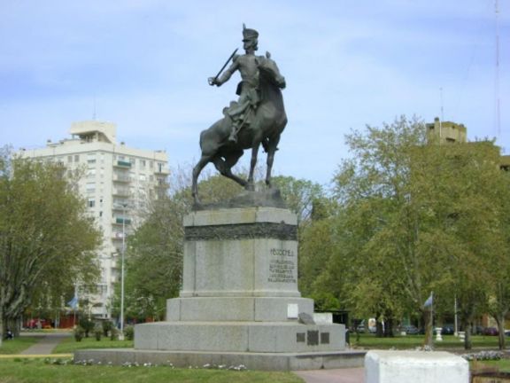 Monumento a soldado (Imagen ilustrativa) Monumento a soldado (Imagen ilustrativa)