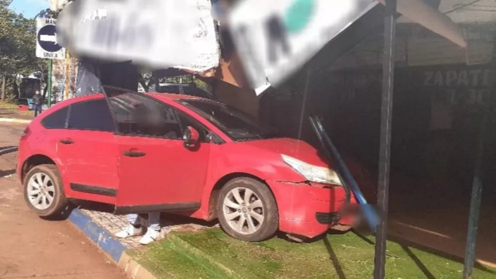 Sin control en Villa Cabello: alcoholizado chocó dos autos y destrozó un local