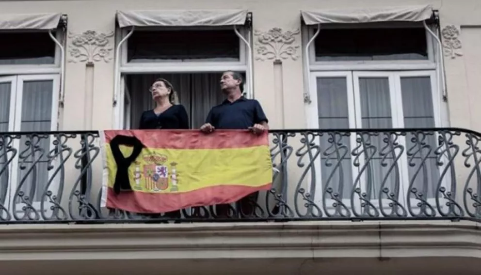 España inicia diez días de luto oficial por las víctimas del Covid-19