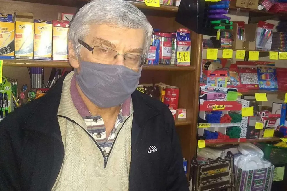 Con sistema de delivery, librería de Alem apunta a seguir en pie.