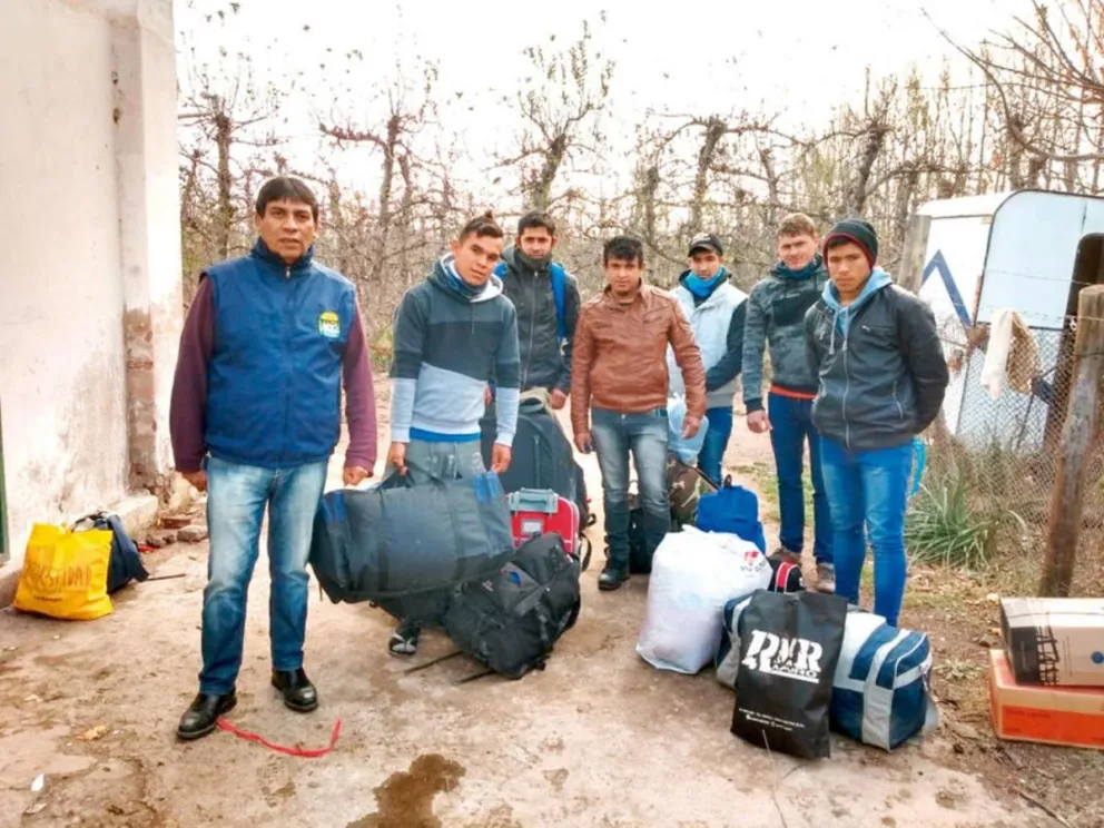 Rescatan a grupo de cosecheros misioneros varados en Río Negro 