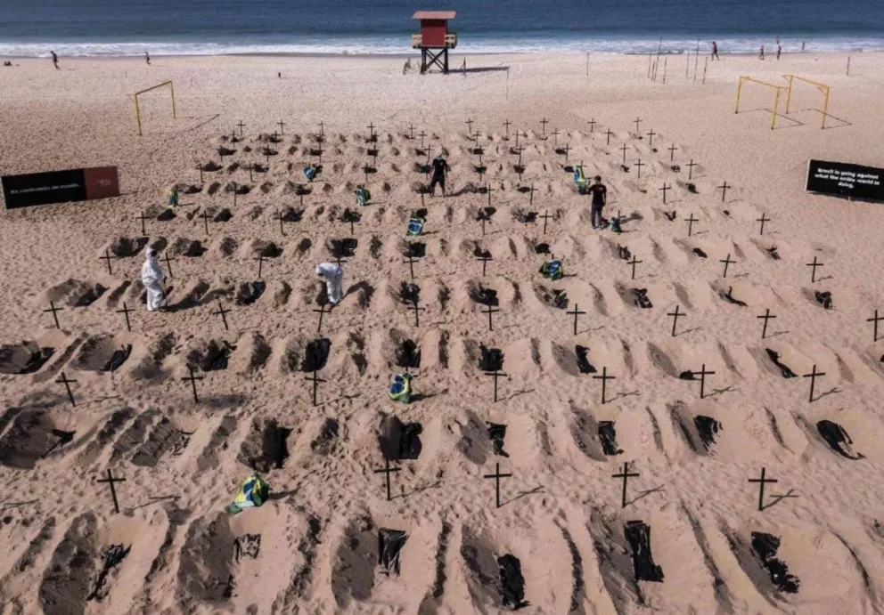 Cavaron tumbas en la playa de Copacabana para homenajear a los muertos