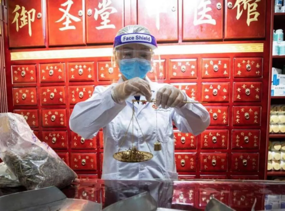 China: planean prohibir críticas a la medicina tradicional local