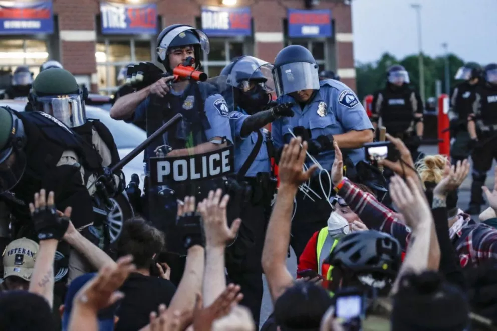La Policía le apunta a un grupo de manifestantes en  Minneapolis