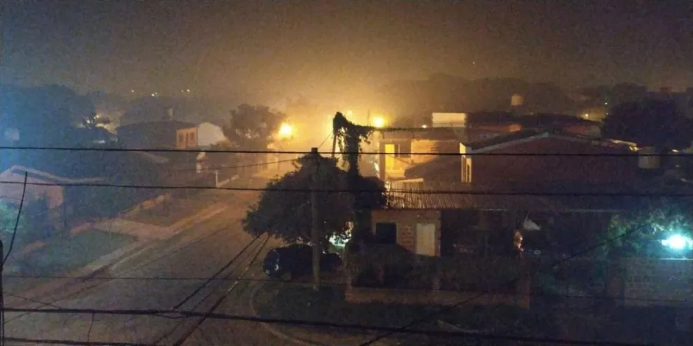 El humo afecta todo Posadas y controlan que el fuego no llegue a viviendas de Miguel Lanús