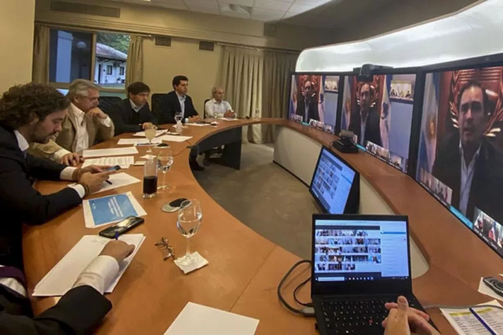 Alberto Fernández junto a sus colaboradores por videoconferencia escuchó los planteos de todos los gobernadores.
