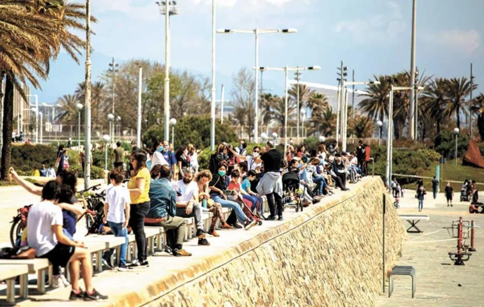 España flexibilizó la cuarentena y millones de niños coparon las calles