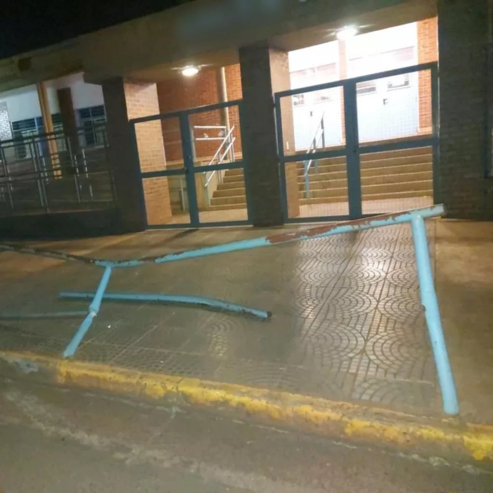 En Posadas, camionero borracho chocó contra un colegio y quedó preso