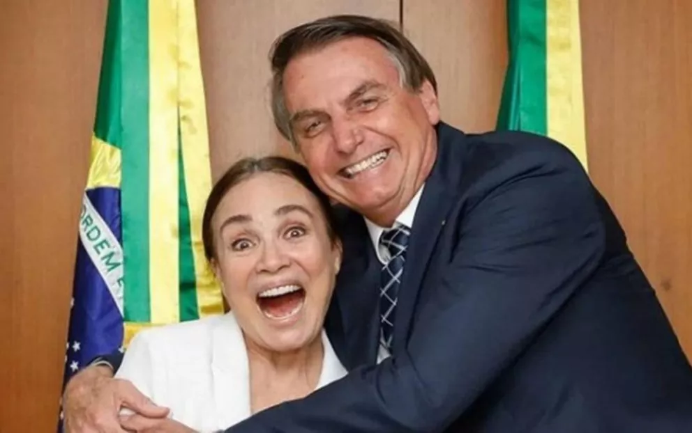 Regina Duarte y Jair Bolsonaro cuando la actrís asumió, en marzo, el cargo al que renunció este miércoles