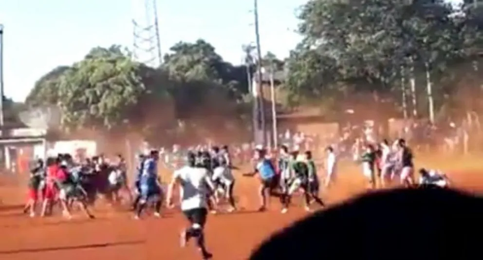 Torneo de fútbol en cuarentena con 100 personas agrediendo a la Policía