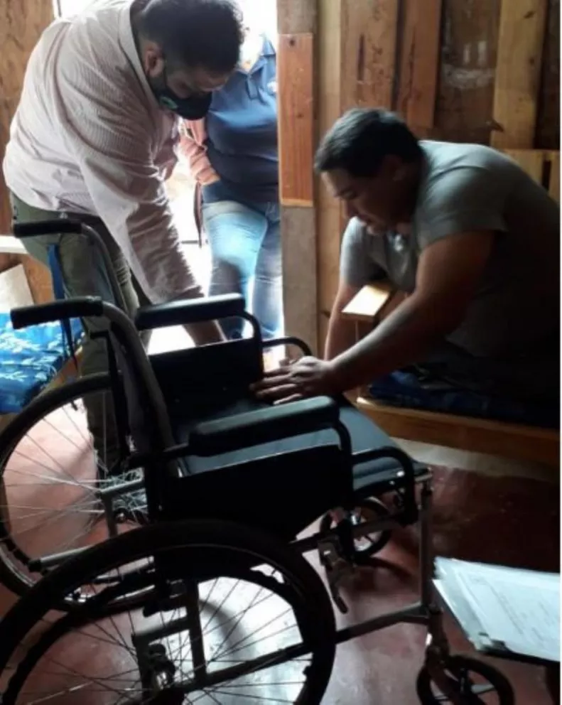 Oberá: entregan silla de ruedas a hombre que perdió sus piernas en un accidente