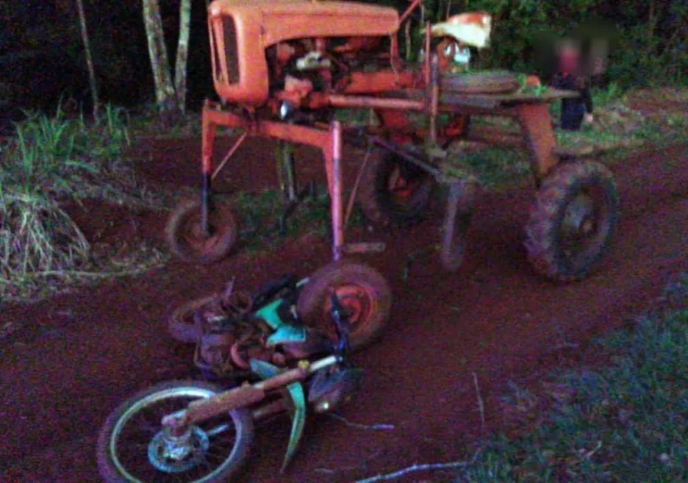 Tragedia en Campo Grande: dos motociclistas murieron al chocar con una máquina cosechadora