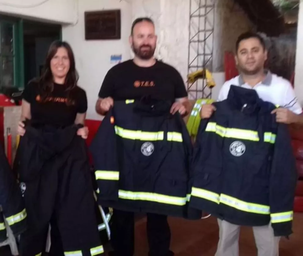 Bomberos de Alcázar recibieron donaciones de sus pares de Iguazú