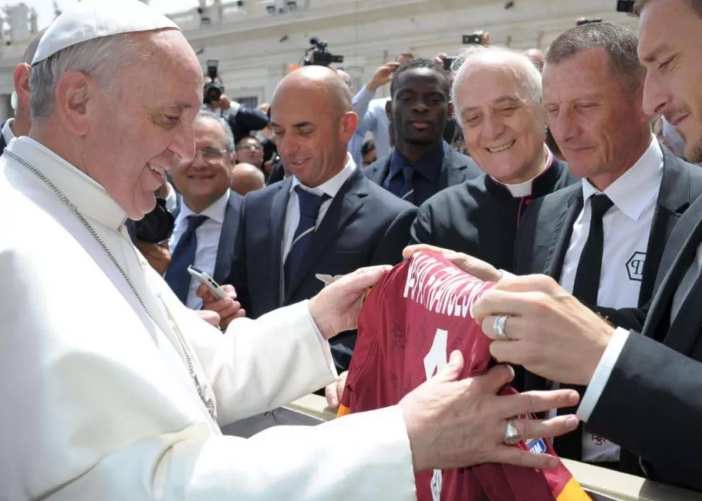 El papa Francisco subastará regalos de deportistas para colaborar con hospitales