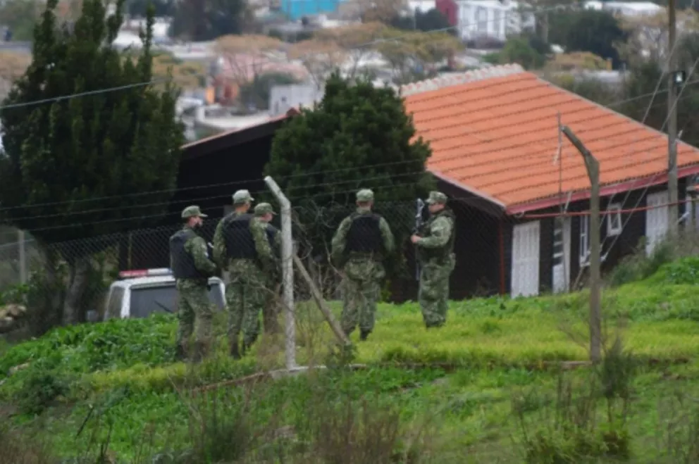 Militares custodian el lugar donde fueron asesionados los tres marinos del ejército