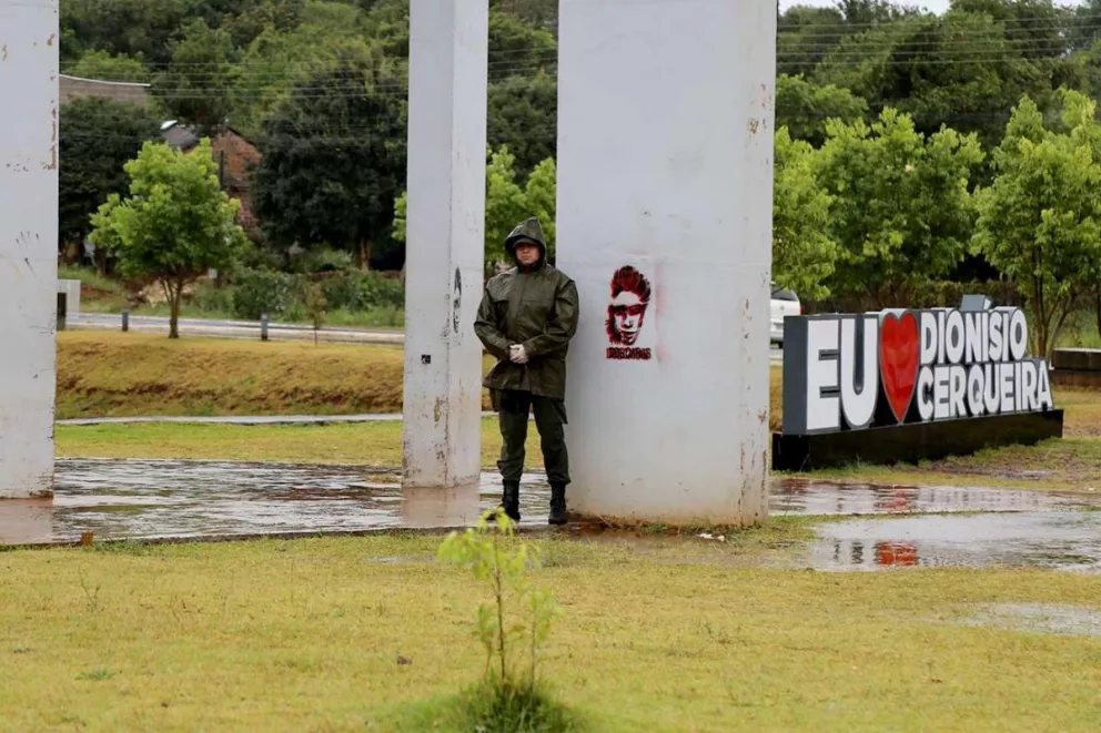 Yo amo Dionisio Cerqueira, reza el cartel en Brasil a espalda del gendarme.