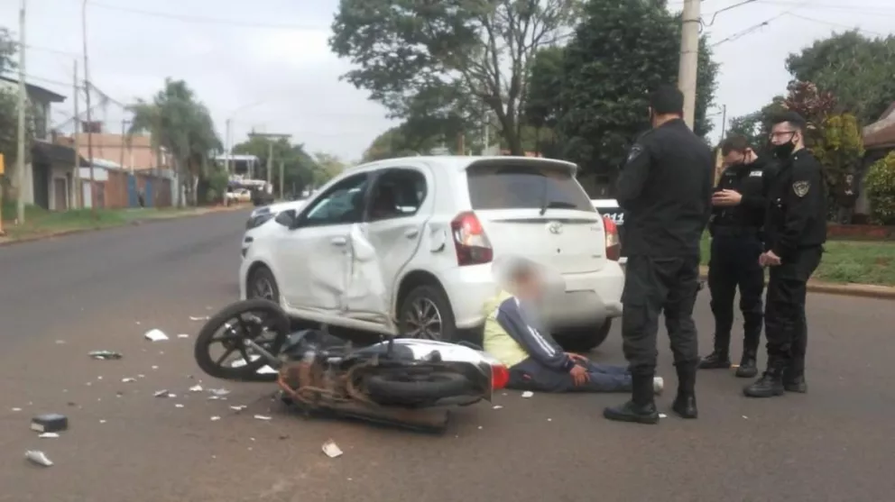 Motochorro escapó de la Policía y se estrelló contra un auto