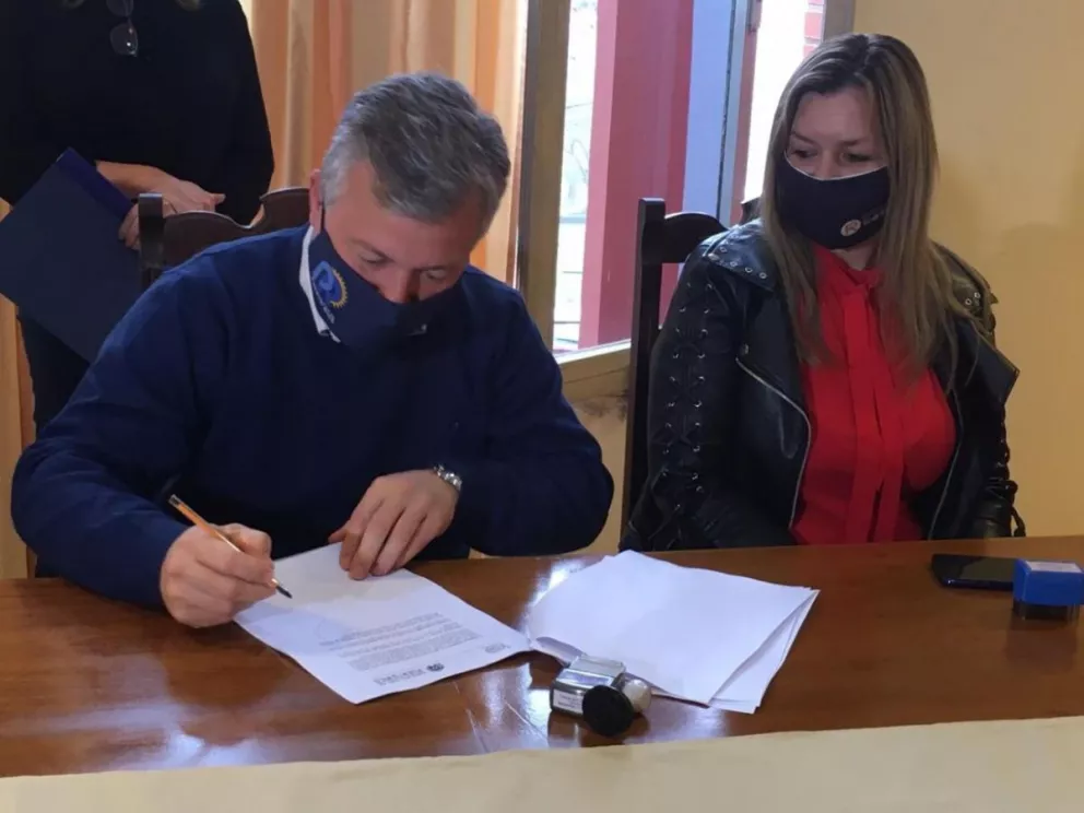El intendente de Puerto Rico Carlos Koth firmando el convenio con la Escuela de Robótica