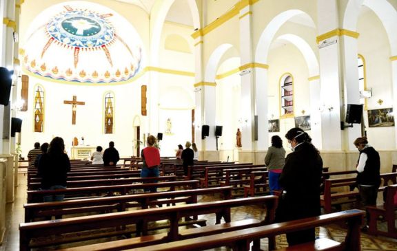 La Catedral de Posadas volvió a recibir a sus fieles La Catedral de Posadas volvió a recibir a sus fieles