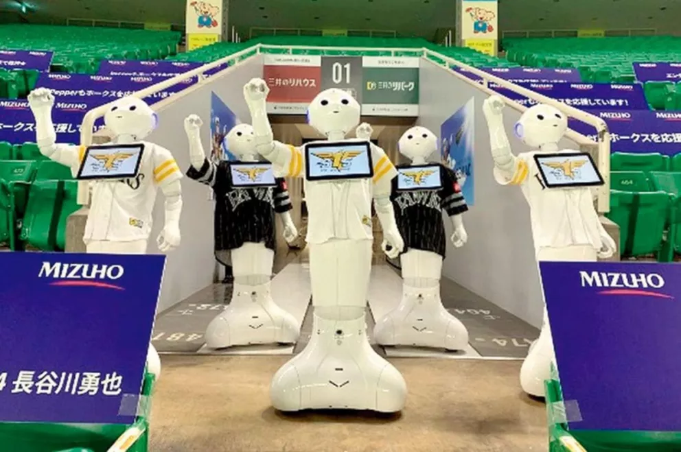 Un equipo de béisbol de Japón estrenó la primera afición de robots