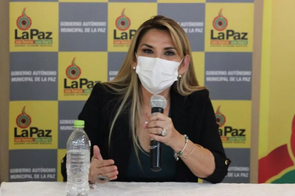 La presidenta de facto de Bolivia, Jeanine Añez, tiene coronavirus