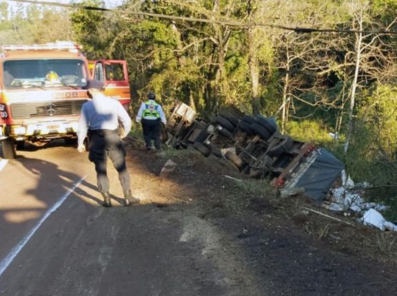 Camionero murió tras despiste y vuelco en la ruta 12 Camionero murió tras despiste y vuelco en la ruta 12