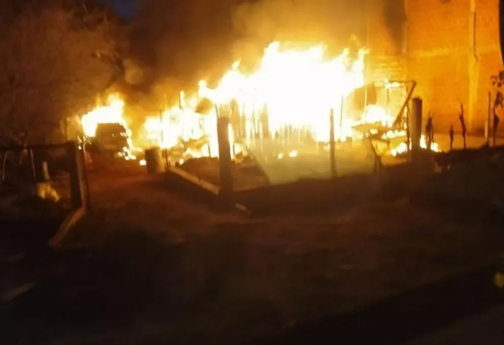 Una vivienda fue consumida por las llamas en Montecarlo