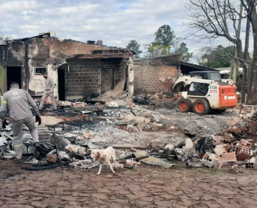Posadas: asisten a familia que perdió su vivienda en un incendio
