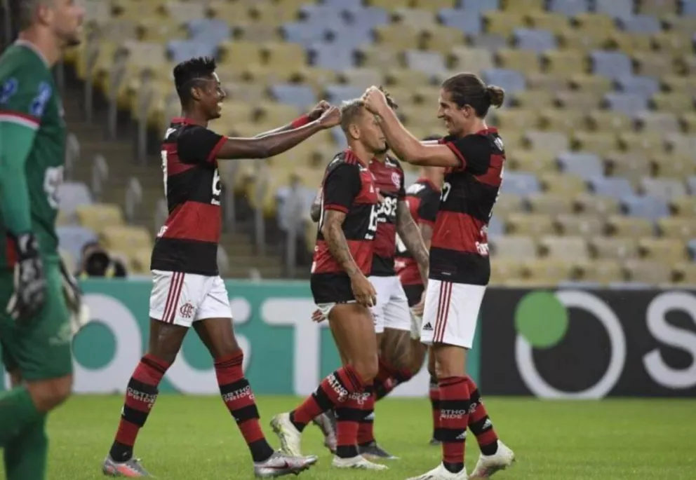 Brasil: con un triunfo de Flamengo, el fútbol volvió en medio de protestas