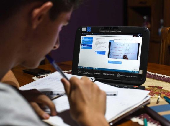 Los estudiantes estuvieron realizando las tareas que les llegaban desde distintas plataformas. Los estudiantes estuvieron realizando las tareas que les llegaban desde distintas plataformas.