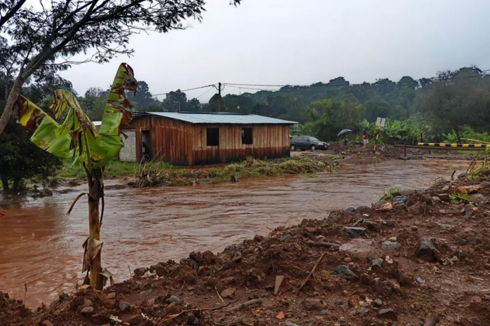 Arroyos desbordados y casas inundadas, el saldo de la intensa lluvia 