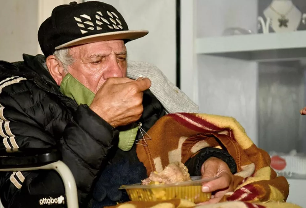Por el frío, asisten con alimentos a 20 personas en situación de calle