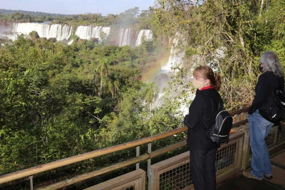 En total, 400 vecinos de Puerto Iguazú apreciaron las Cataratas entre el sábado y ayer.