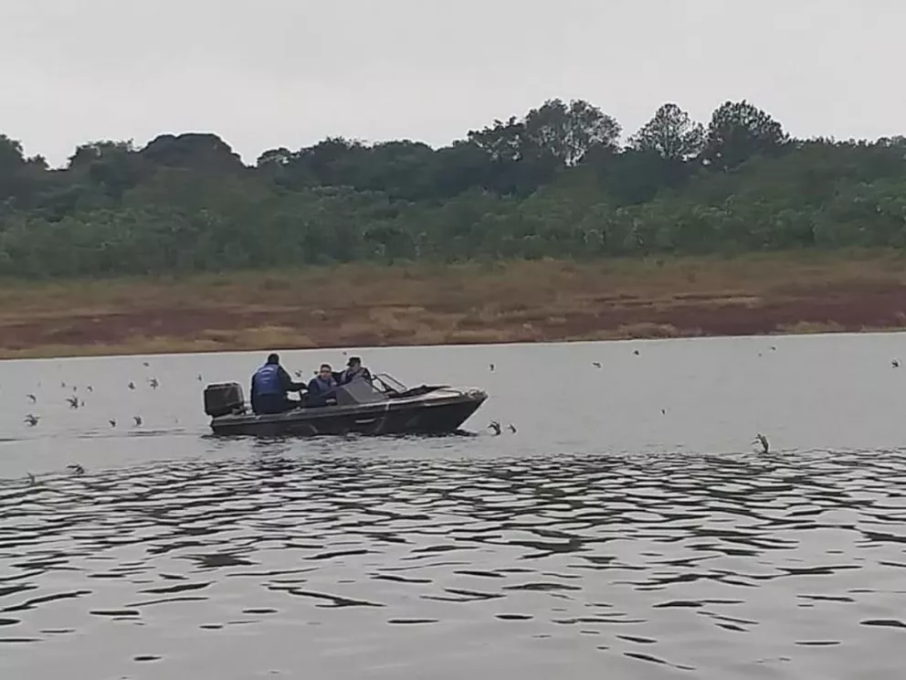 Buzos de prefectura se suman a la búsqueda del joven que desapareció en el Lago Urugua-í