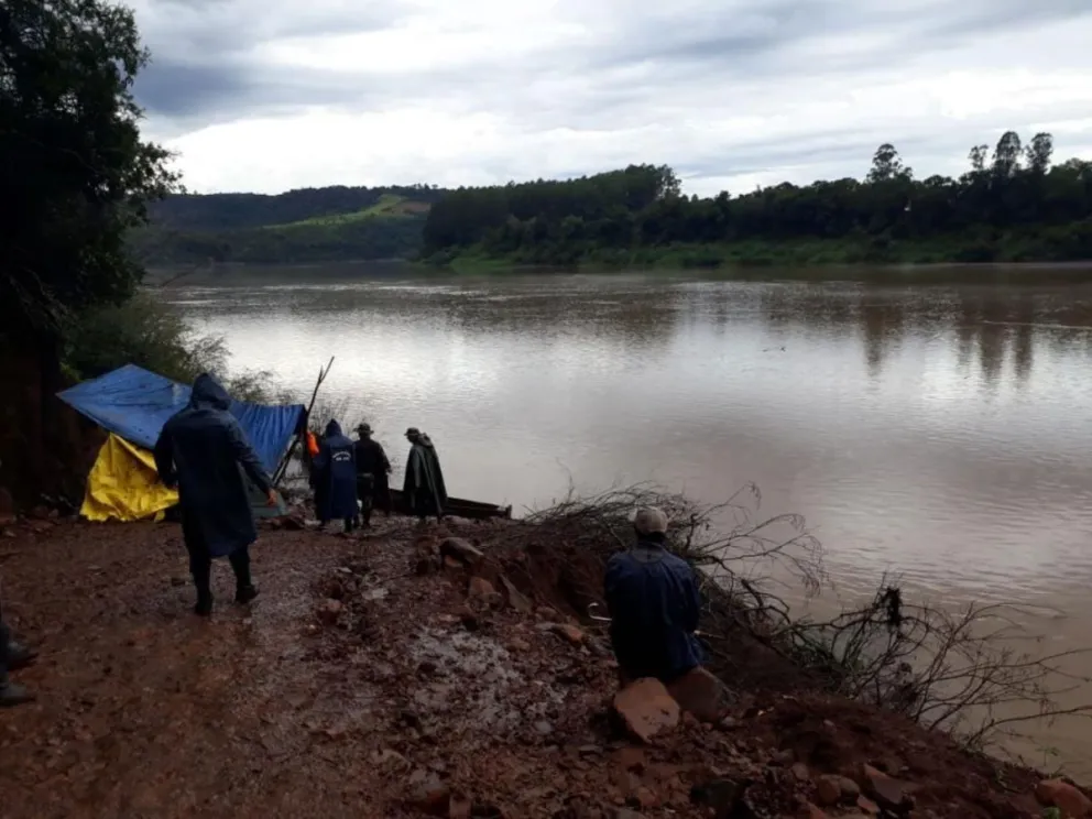 Con vigilia familiar, sigue la búsqueda del joven en el río